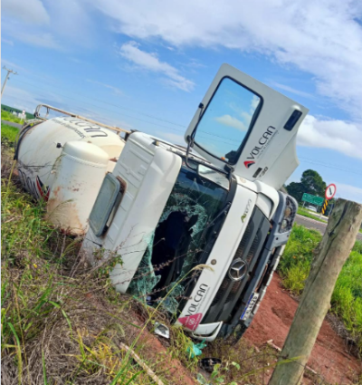 Imagem da notícia Caminhão perde o controle e tomba em novo trevo de acesso à Paraíso das Águas nesta manhã